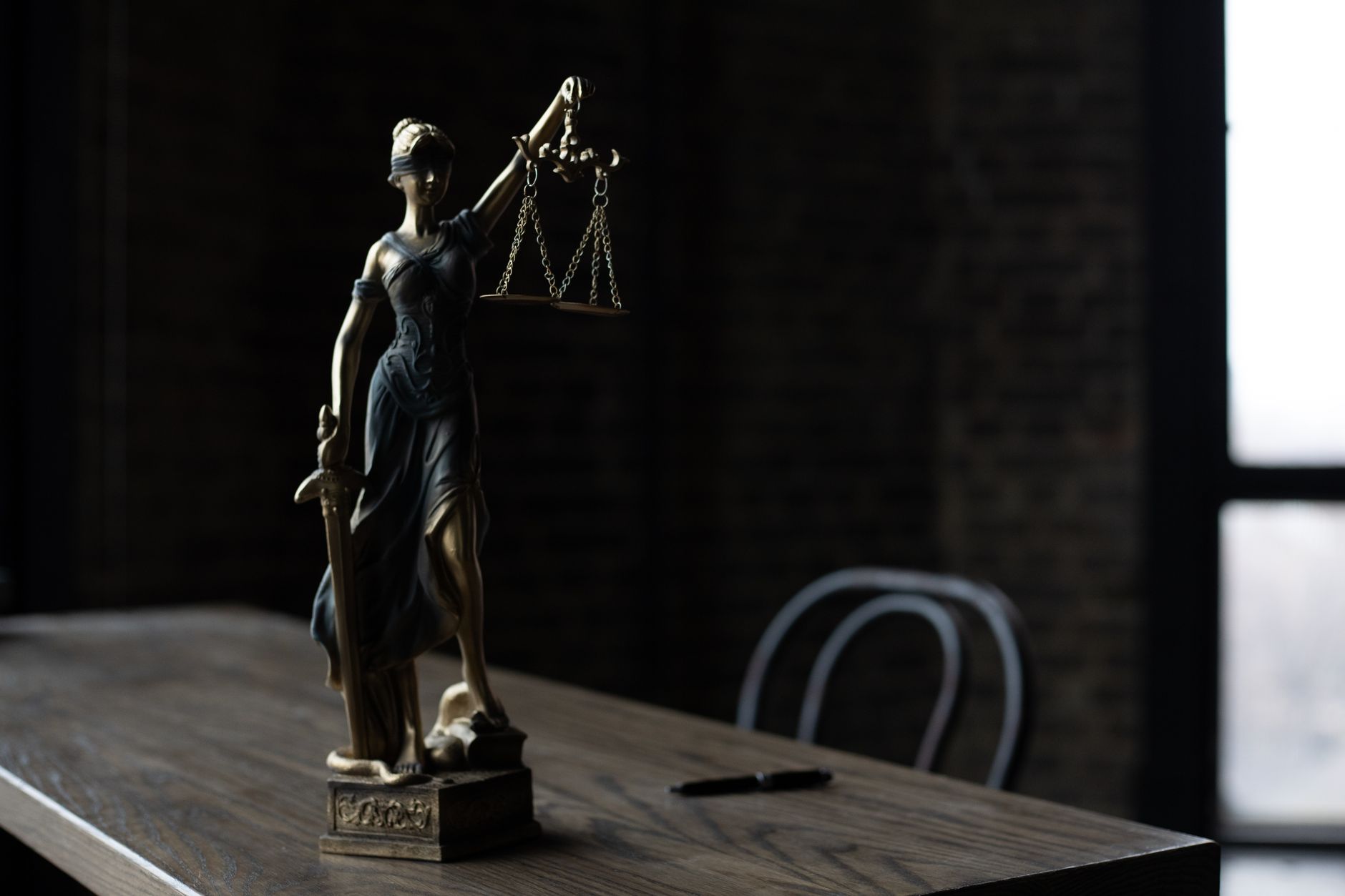 Statuette de la Justice en clair-obscur, symbole classique du droit
