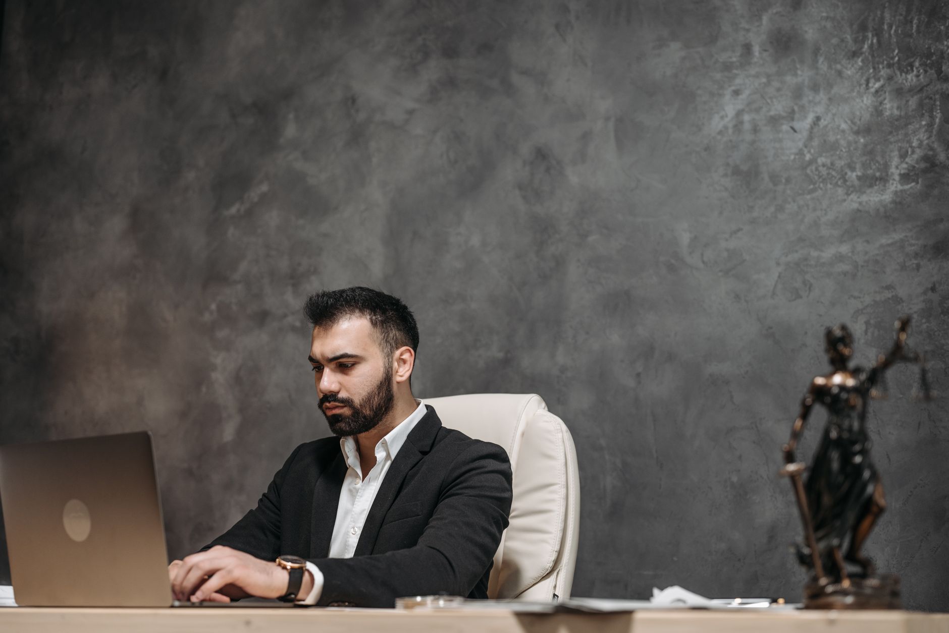 Professionnel du droit concentré sur son ordinateur portable au bureau
