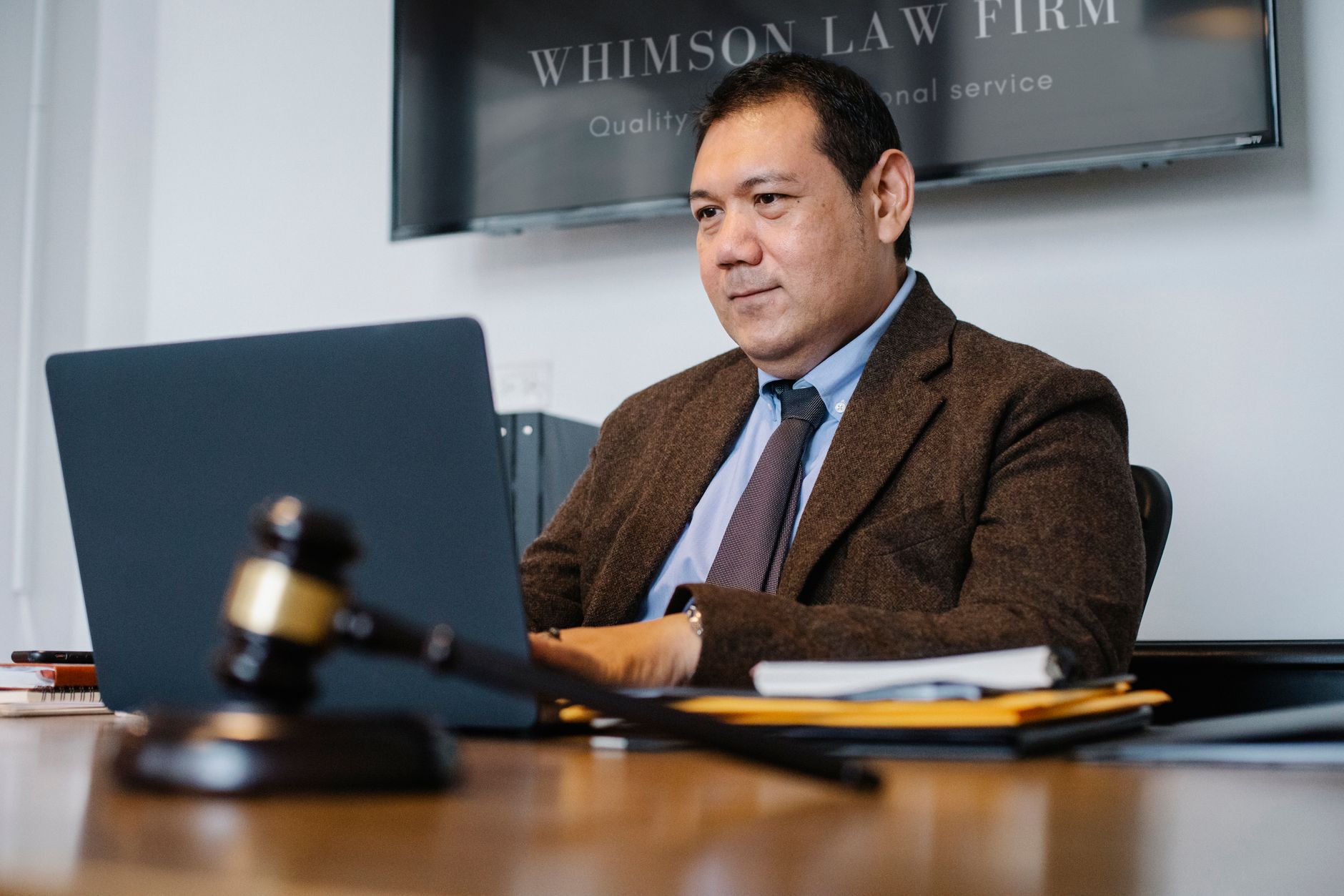 Avocat consultant un ordinateur portable dans un cabinet juridique