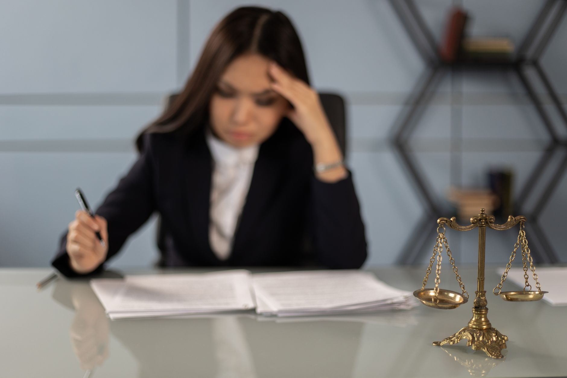 Juriste épuisée consultant un dossier tard le soir au bureau